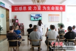 残疾群众在阳光康复家园收看电视康复节目。什邡市委宣传部供图 - Sc.Chinanews.Com.Cn