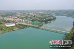 建设中的东西城市轴线跨沱江大桥施工现场。 受访者供图 - Sc.Chinanews.Com.Cn