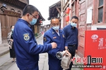 消防人员正在老旧街区检查消防设施。泸州消防供图 - Sc.Chinanews.Com.Cn