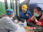 建设工人正在问诊。张静 摄 - Sc.Chinanews.Com.Cn