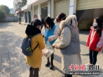 志愿者们为困难群众分发生活用品。 成都市民政局供图 - Sc.Chinanews.Com.Cn