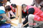 志愿者们在帮助困难群众安装新家具。成都市民政局供图 - Sc.Chinanews.Com.Cn