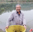 陈荣平展示一个池塘收获的小龙虾。 - Sc.Chinanews.Com.Cn