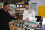 俄依体（右）在小卖部。 - Sc.Chinanews.Com.Cn