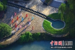 在公园内健身的市民。温江区委宣传部供图 - Sc.Chinanews.Com.Cn