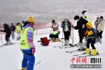 曾家山滑雪场内教练指导游客滑雪。张敏 摄 - Sc.Chinanews.Com.Cn