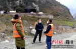 防火卡点工作人员正在巡查宣传。 - Sc.Chinanews.Com.Cn