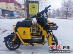 整齐摆放在四川甘孜街头的共享电单车。(松果出行供图) - Sc.Chinanews.Com.Cn
