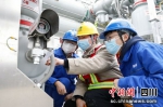 工作人员正在执行220千伏玉驾一、二线投运工作。成都供电供图 - Sc.Chinanews.Com.Cn