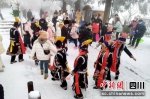 游客和身着羌族服饰的工作人员一起跳起锅庄。周宇琴摄 - Sc.Chinanews.Com.Cn