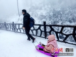 孩子们玩滑雪。周宇琴摄 - Sc.Chinanews.Com.Cn