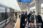 站台上工作人员正在接车。内江车务段供图 - Sc.Chinanews.Com.Cn