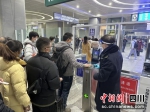 旅客有序进站乘车。内江车务段供图 - Sc.Chinanews.Com.Cn