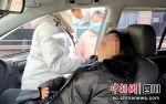 医护人员正在给出现严重高反的王女士输氧。德格公安供图 - Sc.Chinanews.Com.Cn