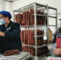 工作人员正在给腌腊制品抽真空。 北川县委宣传部供图 - Sc.Chinanews.Com.Cn