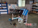 工作人员正在进行废旧单车处理。 - Sc.Chinanews.Com.Cn