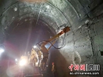 多功能作业台车正在铁路隧道施工。 - Sc.Chinanews.Com.Cn