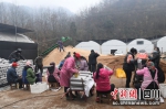 花石村的村民们忙着生产香菇菌袋。 - Sc.Chinanews.Com.Cn