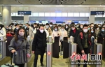 旅客通过自动闸机检票进站。 邓文鑫 摄 - Sc.Chinanews.Com.Cn