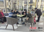 老年人们在温暖的休息室打扑克。 - Sc.Chinanews.Com.Cn