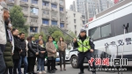 民警展示并讲解警用器械的用途和使用方法。 交警三大队供图 - Sc.Chinanews.Com.Cn