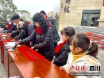 小朋友围观外教老师写春联。 - Sc.Chinanews.Com.Cn