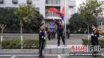 庄严的升警旗仪式上。 - Sc.Chinanews.Com.Cn