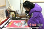 工作人员正在创作年画《瑞兔迎春》。 绵竹市委宣传部供图 - Sc.Chinanews.Com.Cn