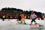 曾家山滑雪场的游人们畅享冰雪乐趣。张敏 摄 - Sc.Chinanews.Com.Cn