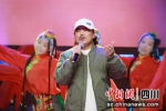 亚西在发布会上演唱。故辞摄 - Sc.Chinanews.Com.Cn