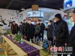 考察一碗水村党群服务中心。汶川县委宣传部供图 - Sc.Chinanews.Com.Cn