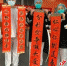 医务人员们捧着书法作品，个个笑逐颜开。四川省康复医院供图 - Sc.Chinanews.Com.Cn