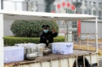 监狱民警穿梭在监区的路上送餐。四川省内江监狱供图 - Sc.Chinanews.Com.Cn