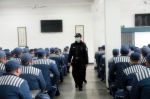 监狱民警在劳动改造现场，细心管理。四川省内江监狱供图 - Sc.Chinanews.Com.Cn