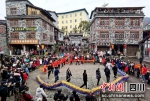 在游客簇拥下行走的舞龙队。汶川县委宣传部供图 - Sc.Chinanews.Com.Cn
