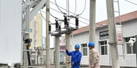 检查电力设施设备。 国网绵阳供电公司供图 - Sc.Chinanews.Com.Cn