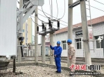 检查电力设施设备。 国网绵阳供电公司供图 - Sc.Chinanews.Com.Cn