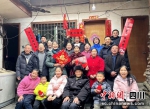 为村民拍摄全家福照片。汶川县委宣传部供图 - Sc.Chinanews.Com.Cn