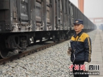 车站工作人员进行车站编组。 - Sc.Chinanews.Com.Cn