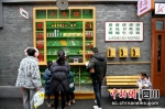 文化墙的老物件吸引过往市民。刘忠俊摄 - Sc.Chinanews.Com.Cn