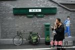 市民从文化墙前走过。刘忠俊摄 - Sc.Chinanews.Com.Cn