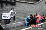 文化墙前小憩的市民。刘忠俊摄 - Sc.Chinanews.Com.Cn
