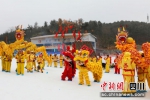曾家山村民在滑雪场舞狮子耍龙灯。朝天融媒供图 - Sc.Chinanews.Com.Cn