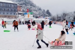 中山区古佛坪区域玩雪的游客。罗海涛摄 - Sc.Chinanews.Com.Cn
