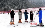游客在阿尔沟羌人谷滑雪场体验冰雪游。 - Sc.Chinanews.Com.Cn
