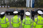 慰问公安交警。 - Sc.Chinanews.Com.Cn