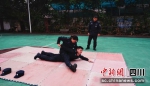 (图稿)“95后”女警花的首个春运 - Sc.Chinanews.Com.Cn
