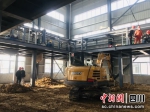 项目建设现场，工人们正加紧施工。 梓潼县委宣传部供图 - Sc.Chinanews.Com.Cn