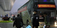 民警在成都东站进站口值守。 - Sc.Chinanews.Com.Cn
