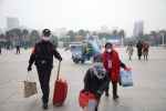 民警在成都东站东广场帮助务工人员进站乘车。 - Sc.Chinanews.Com.Cn